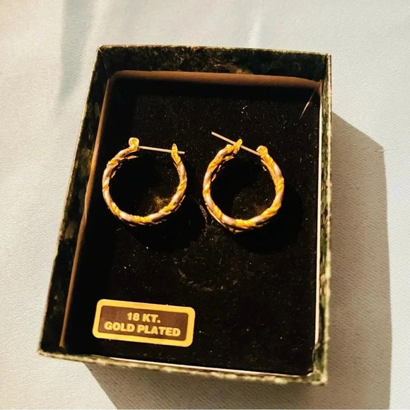 🆕 Jessica Lauren Rounded 18K Plated Earrings - Picture 8 of 8